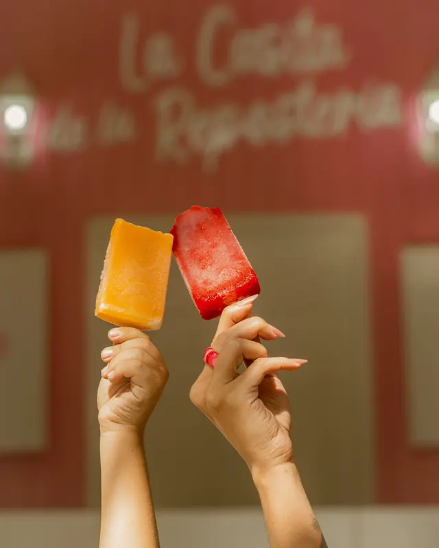 Paletas artesanales frutales — Fresa