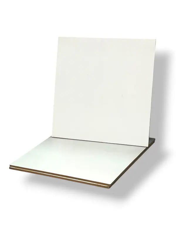 Base blanca cuadrada de 5mm de grosor con borde bronce — 25cm
